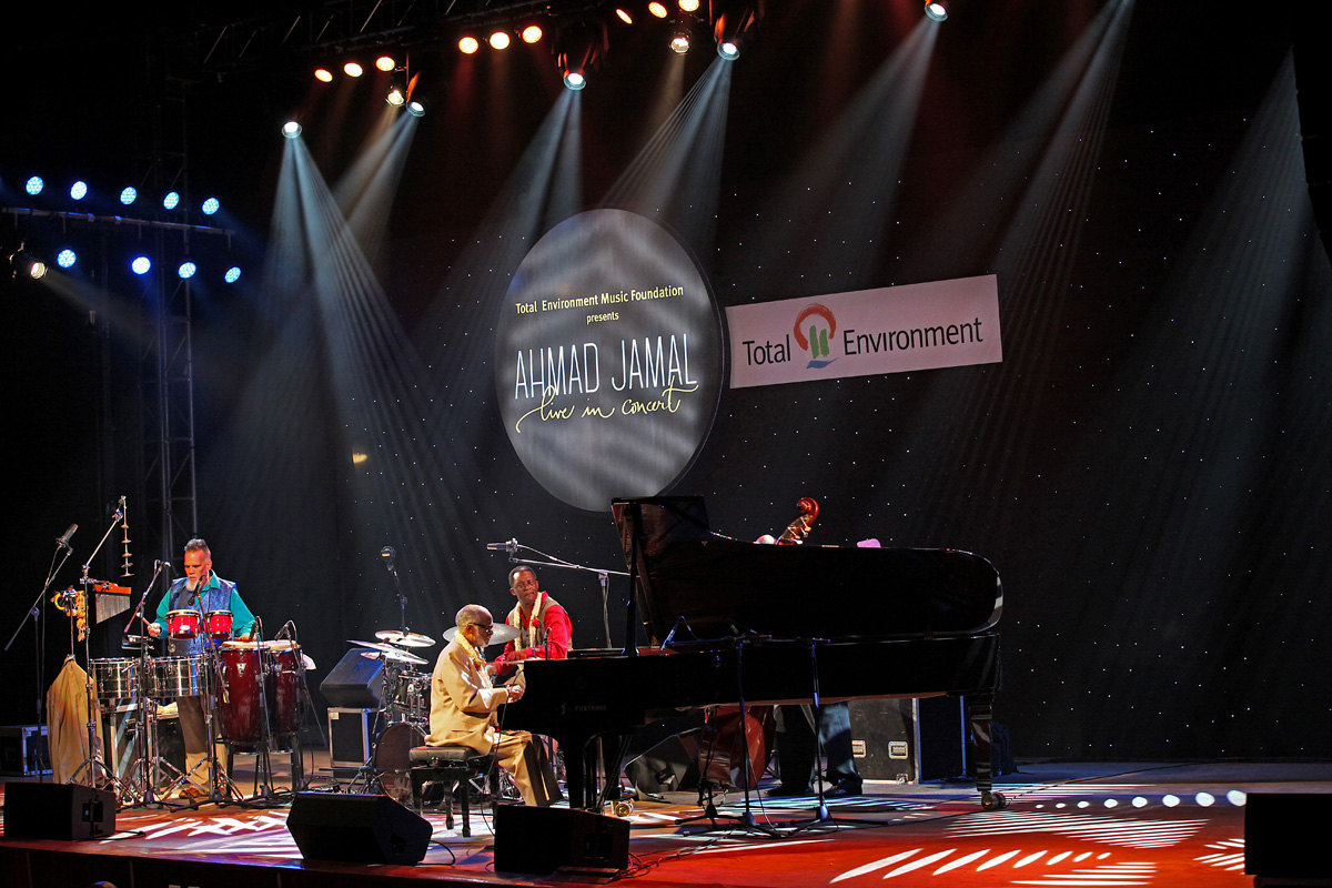 Ahmad Jamal receives a standing ovation at his first Indian Performance!